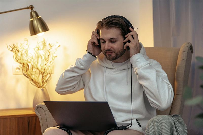 با گوش دادن به "IELTS Listening"، شما می‌توانید مهارت خود در درک مطالب لیسنینگ آیلتس را تقویت کنید و با انواع سوالات و نکات مهم آن آشنا شوید.
